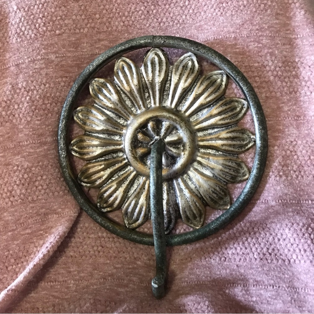 Circular Metal Flower Wall Hanging Hook